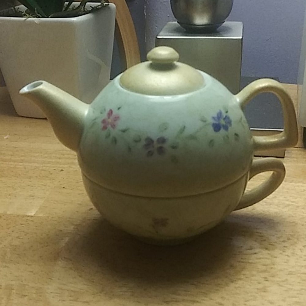PORCELAIN STACKABLE TEA POT AND CUP